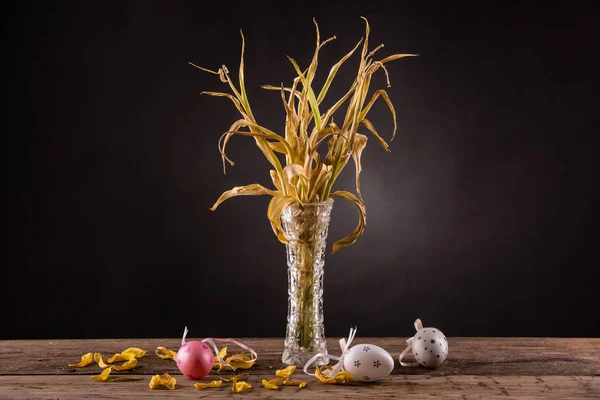 Wilted bouquet of yellow tulips — Stock Photo, Image