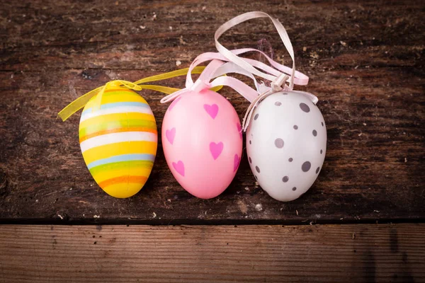 Huevos de Pascua sobre fondo rústico de madera — Foto de Stock