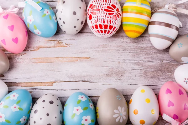 Huevos de Pascua sobre fondo rústico de madera — Foto de Stock