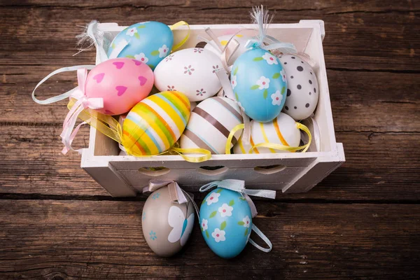 Huevos de Pascua sobre fondo rústico de madera — Foto de Stock