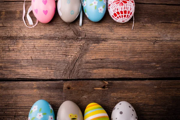Huevos de Pascua sobre fondo rústico de madera —  Fotos de Stock
