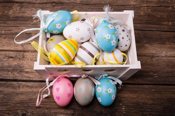 Huevos de Pascua sobre fondo rústico de madera — Foto de Stock