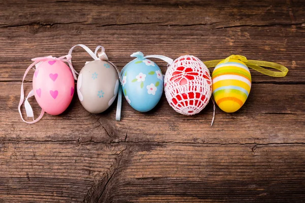 Huevos de Pascua sobre fondo rústico de madera — Foto de Stock