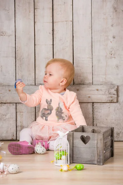 Niña en el estudio de Pascua — Foto de Stock