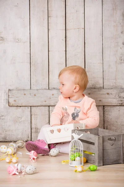 Niña en el estudio de Pascua — Foto de Stock