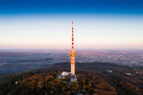 Torre de TV na floresta — Fotografia de Stock