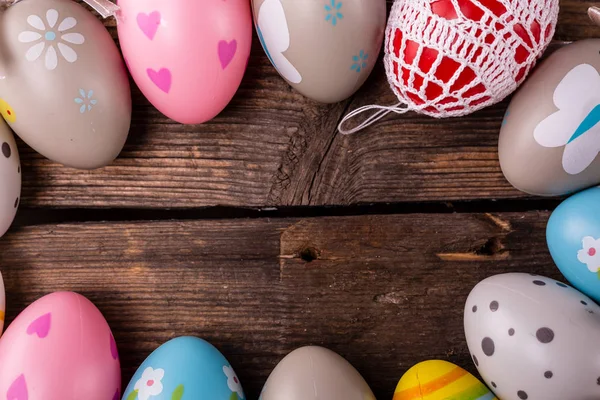 Huevos de Pascua sobre fondo rústico de madera — Foto de Stock