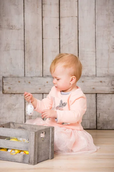 Niña en el estudio de Pascua — Foto de Stock