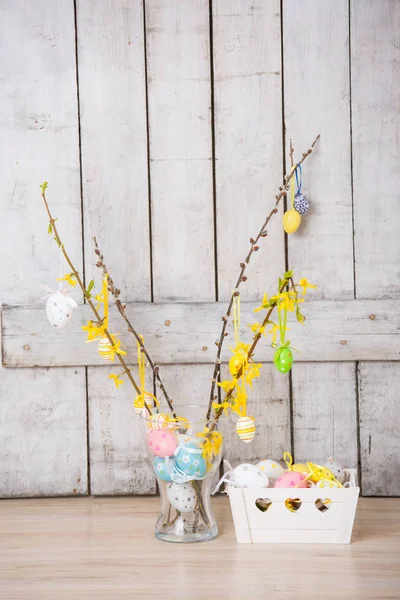 Décoration de Pâques avec fond en bois rustique — Photo