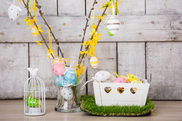 Decoración de pascua con fondo rústico de madera — Foto de Stock