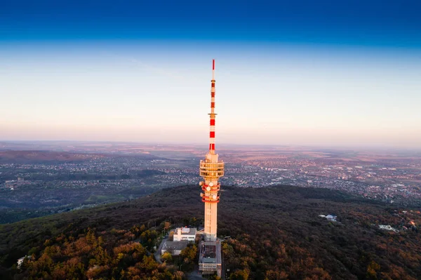 Torre de TV na floresta — Fotografia de Stock