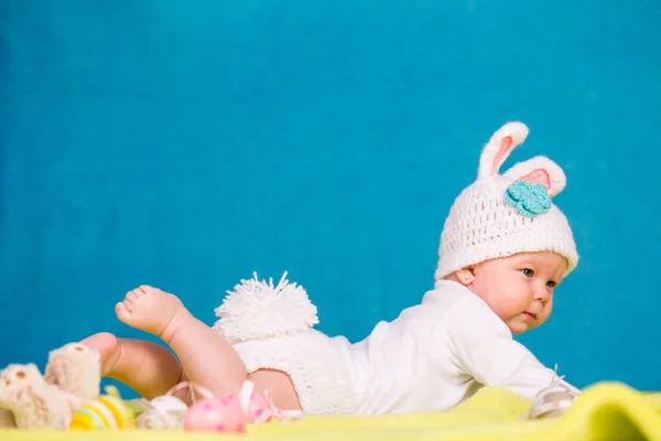 Niña en el estudio de Pascua — Foto de Stock