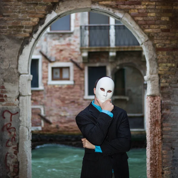 Бізнесмен носіння маска — стокове фото
