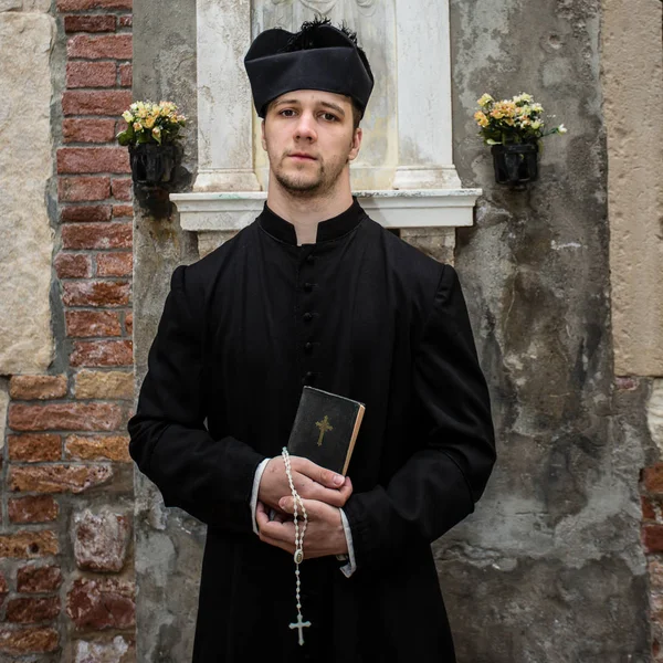 Young priest in venice — Stock Photo, Image