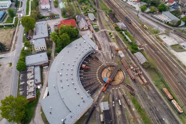 Tren istasyonu ile havadan görünümü