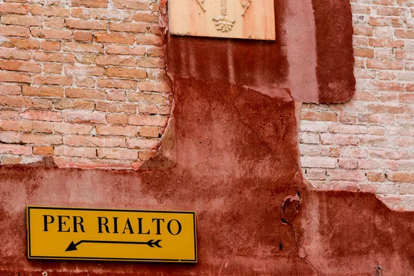 Rialto Köprüsü Venedik işareti — Stok fotoğraf