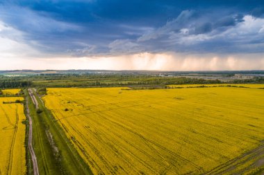 Fırtınalı gökyüzü alanıyla tecavüz