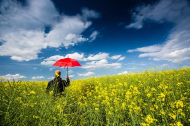 Tecavüz alanı şemsiye ile işadamı