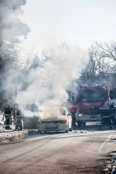 Burning Car sur la route — Photo