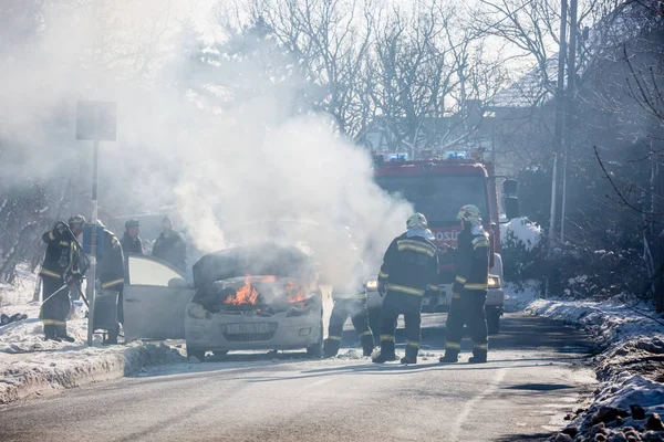 Burning Car sur la route — Photo