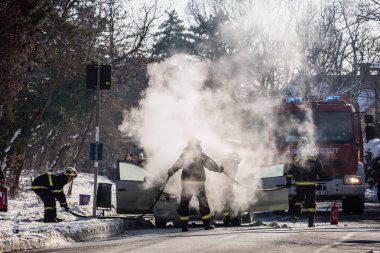  Pecs yolda araba yakma