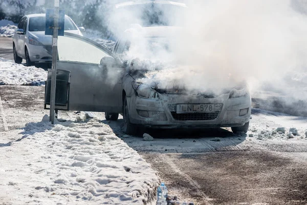 Brennendes Auto auf der Straße — Stockfoto