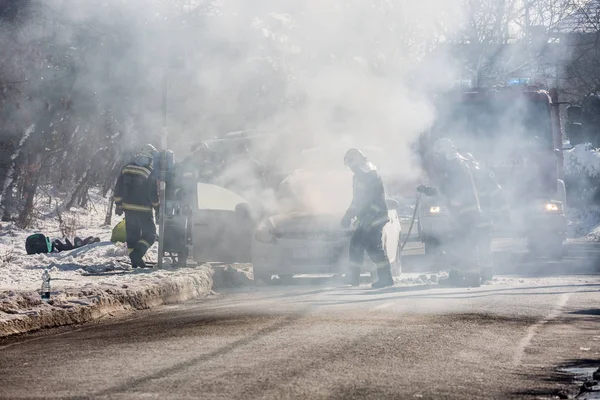 Coche en llamas en carretera Pecs — Foto de Stock