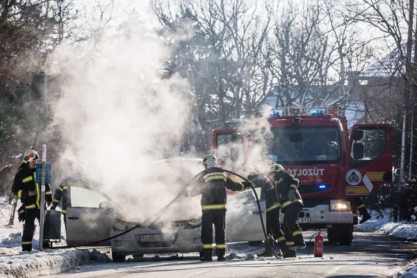 Brûler une voiture sur la route Pecs — Photo