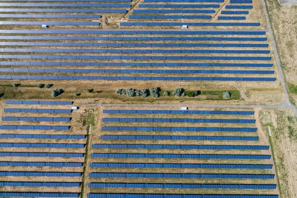 Widok z powietrza na elektrownię słoneczną — Zdjęcie stockowe