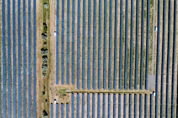 Vista aérea para a central de energia solar — Fotografia de Stock