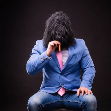 iş adamı giyen goril maskesi