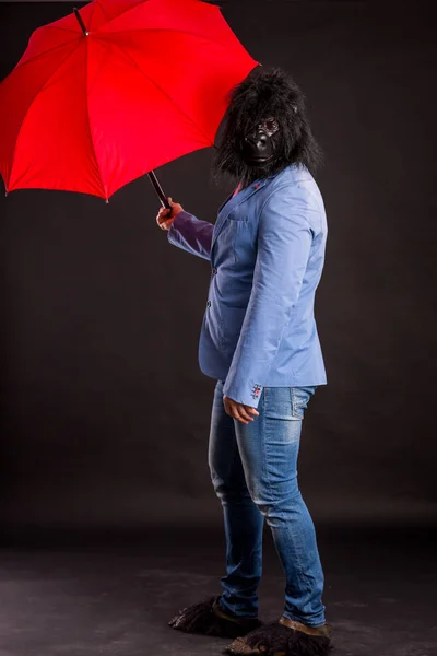 Zakenman dragen gorilla mask — Stockfoto