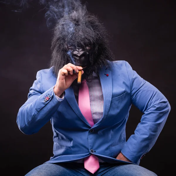 Zakenman dragen gorilla mask — Stockfoto