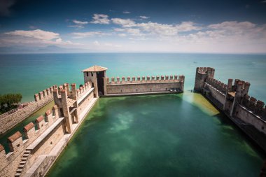 Sirmione Garda Gölü üzerinde. İtalya