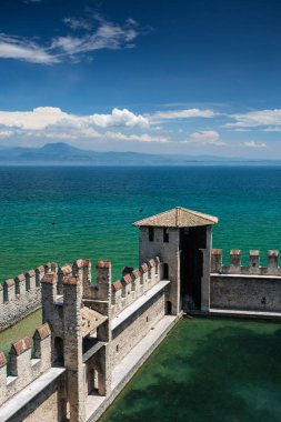 Sirmione Garda Gölü üzerinde. İtalya