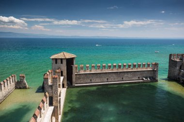 Sirmione Garda Gölü üzerinde. İtalya