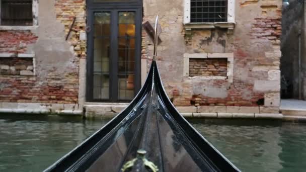 Pohled z gondoly v Benátkách, Itálie