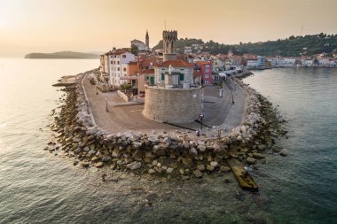 Sabah güneşi'Sloven Adriyatik kıyısında Piran