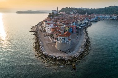 Sabah güneşi'Sloven Adriyatik kıyısında Piran