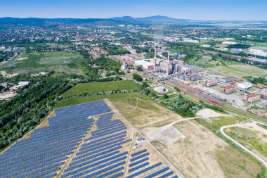 Güneş enerjisi santraline hava görüntüsü