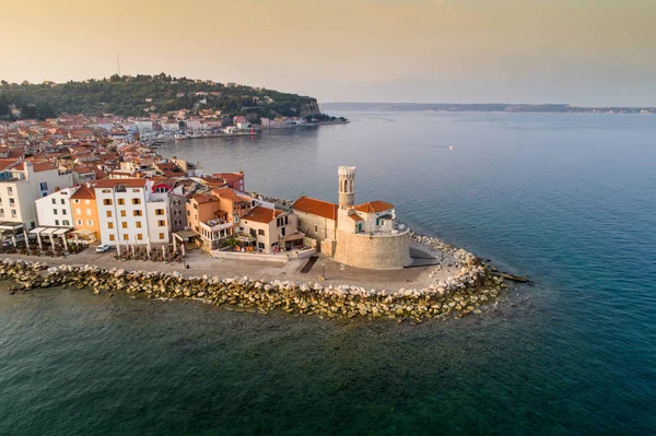 Piran na costa adriática eslovena ao sol da manhã — Fotografia de Stock