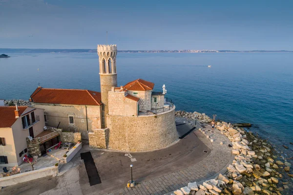 Piran en la costa adriática eslovena en el sol de la mañana — Foto de Stock