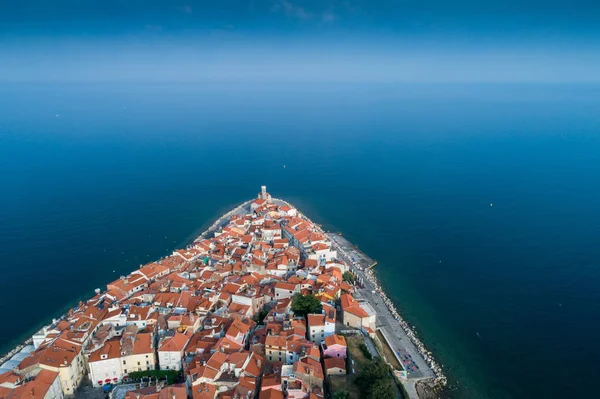 Piran na costa adriática eslovena ao sol da manhã — Fotografia de Stock