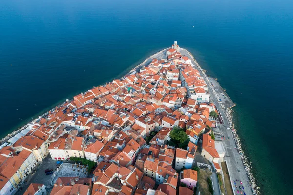 Piran na costa adriática eslovena ao sol da manhã — Fotografia de Stock