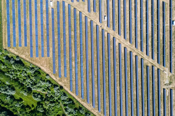 Vista aérea para a central de energia solar — Fotografia de Stock