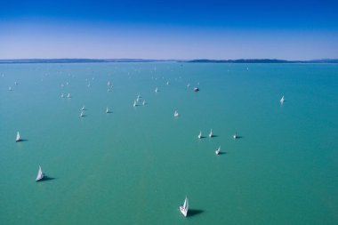 Beyaz yelkenli tekneler 