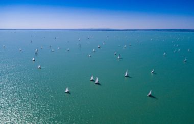 Beyaz yelkenli tekneler 