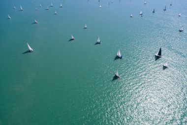 Beyaz yelkenli tekneler 