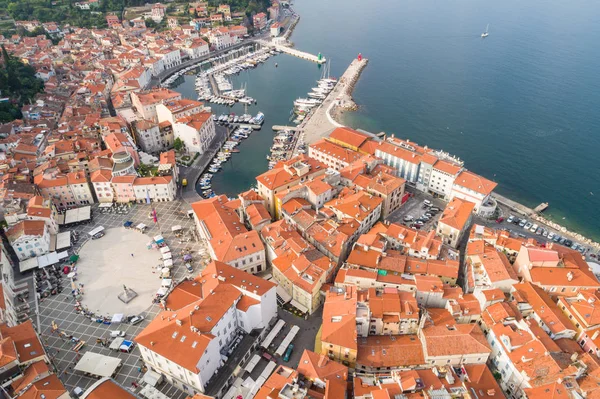 Piran na costa adriática eslovena ao sol da manhã — Fotografia de Stock