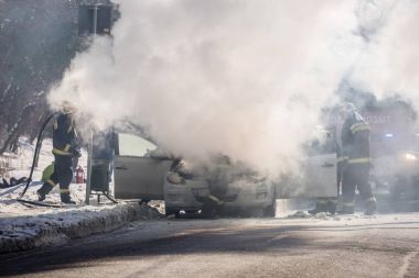 Pecs yolda araba yakma 